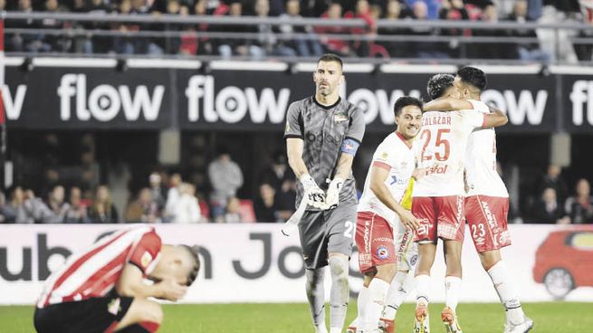 Dos caras. El sufrimiento de Morel y Andújar y el festejo de los jugadores de Argentinos.