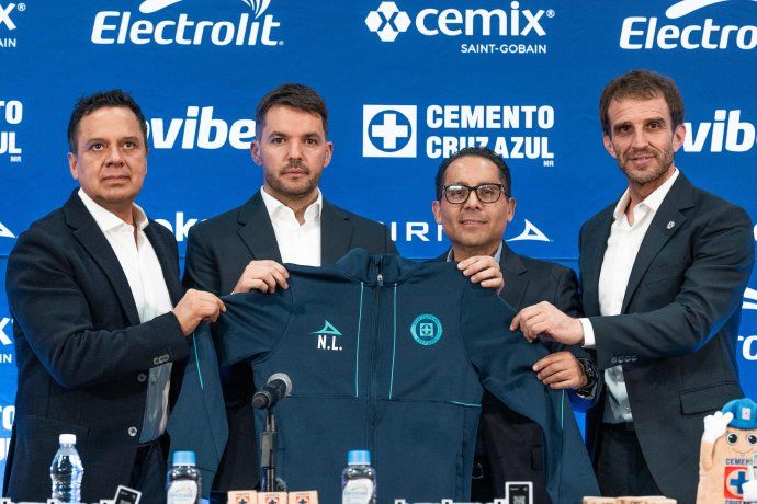 Nicolás Larcamón en el momento de ser presentado en Cruz Azul. Es el cuarto técnico argentino que asume en la Máquina. Ninguno de los otros tres pudo lograr un título.