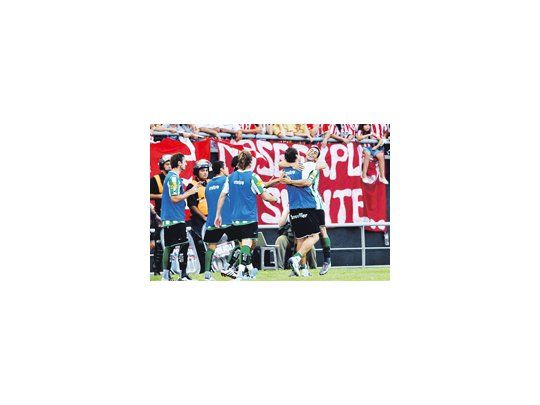 Achucarro convirtió el único gol de partido y lo festeja con todos los integrantes del banco de suplentes de Banfield.