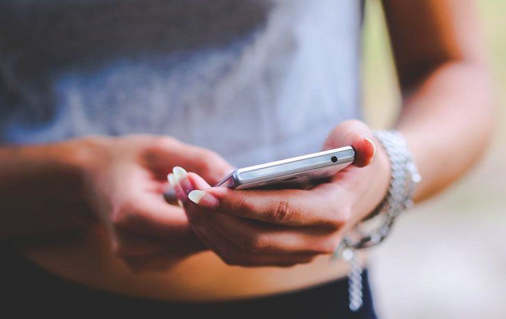 ámbito.com | mirar el teléfono.jpg