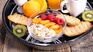 Una primera comida equilibrada con proteína, fibra y grasas saludables sostiene la energía, reduce antojos y mejora el desempeño físico e intelectual.