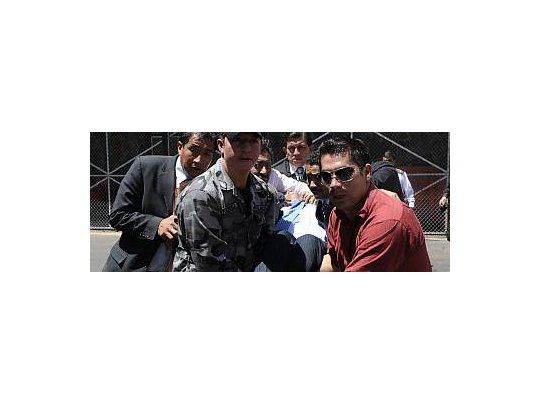 Así trasladaban a Rafael Correa del Regimiento al hospital militar, entre los gases arrojados por los policias.