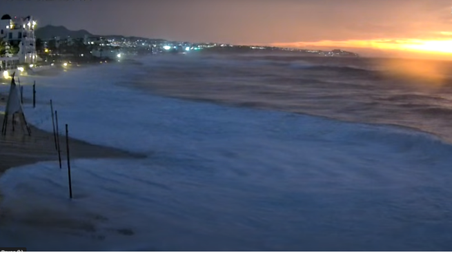 Cámara en directo desde el Cabo San Lucas con la llegada de Lorena.