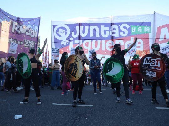 Partidos de izquierda reclamaron frente al Congreso Nacional el tratamiento parlamentario de la ley.