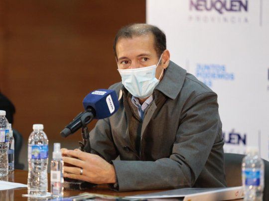 El gobernador de Neuquén, Omar Gutiérrez, durante una conferencia de prensa.