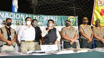 El presidente peruano, Pedro Castillo, rodeado de agentes policiales.
