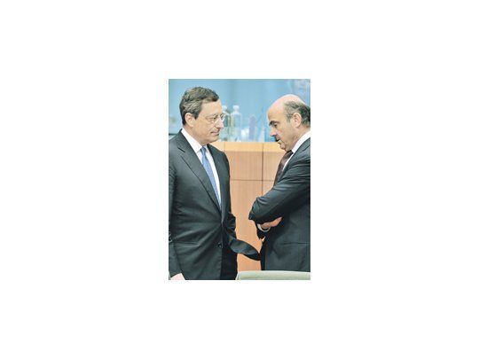 A minutos de comenzar el eurogrupo ayer en Bruselas, el titular del BCE, Mario Draghi, tiene un cara a cara con el ministro de Finanzas español, Luis De Guindos, quien no parece encontrar consuelo frente al ataque de los mercados.