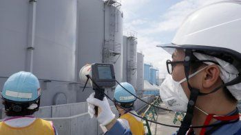 Un empleado de Tepco mide la radiación en la planta de Daichi.