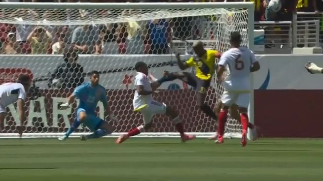 Valencia, figura absoluta de Ecuador, y una patada criminal.