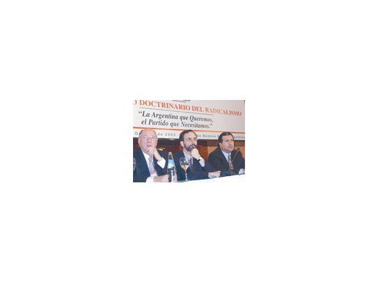 El comité nacional de la UCR inició ayer un Congreso Doctrinario, en el hotel Pänamericano. En la foto, el senador misionero Mario Losada, el presidente de la Convención, Adolfo Stubrin; y el titular del radicalismo, Angel Rozas.