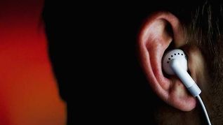 ONU alerta que más de mil millones de jóvenes pueden perder audición por escuchar música alta