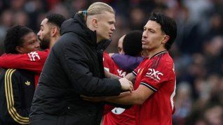 Lisandro Martínez y el saludo con Haaland Lisandro Martínez y el saludo con Haaland