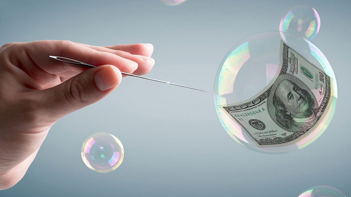 One expert believes that Wall Street is in a bubble and will collapse soon