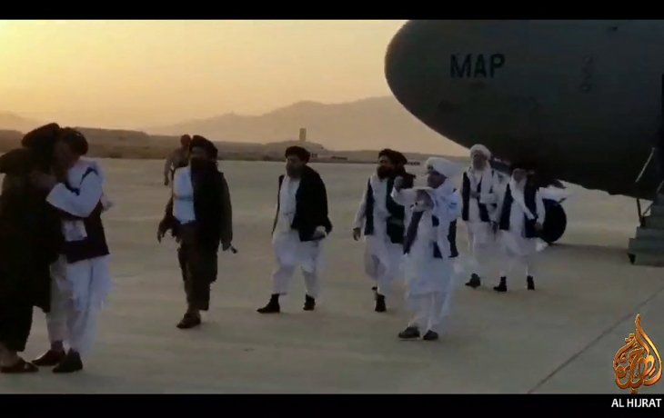 Los talibanes negocian el futuro gobierno, mientras crece el caos por huir en la capital afgana