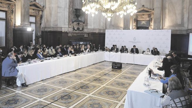 contundente. La abogada Jimena de la Torre expuso ayer en un plenario de comisiones en el Senado y pidió, con argumentos de sobra, volver a cero y escribir otra iniciativa.