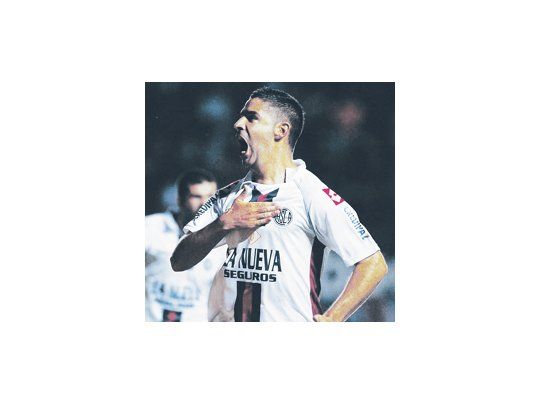 Nicolás Bianchi Arce se toca el pecho y grita: fui yo. Con su gol al minuto de juego San Lorenzo ganó tres puntos vitales para su ánimo y su promedio.