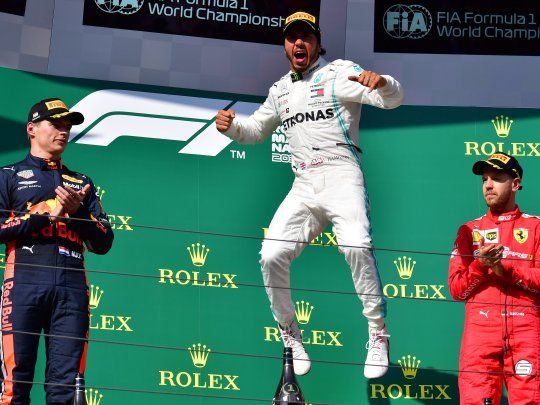 Lewis Hamilton festeja su octavo triunfo en las 12 fechas que lleva disputada la Fórmula 1 esta temporada.
