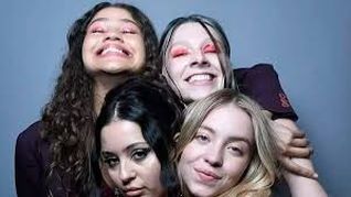 Luego de cinco años regresa esta serie que ubica a Rue (Zendaya) ya fuera del secundario y en la búsqueda de inserción laboral y fe en Dios, en un entorno en apariencia limpio. Luego de cinco años regresa esta serie que ubica a Rue (Zendaya) ya fuera del secundario y en la búsqueda de inserción laboral y fe en Dios, en un entorno en apariencia limpio.