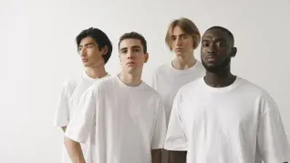 Las remeras blancas quedaron en la historia con esta nueva tendencia, que llegó para quedarse.