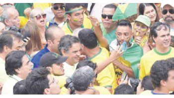 ámbito.com | El excandidato presidencial y líder de la oposición en el Senado, Aécio Neves, concurrió ayer a las marchas opositoras en Belo Horizonte y San Pablo.