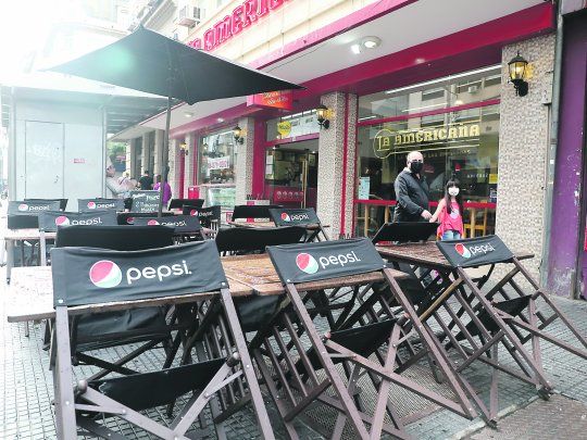Crisis. La falta de comensales se siente en los restoranes de la icónica avenida porteña .