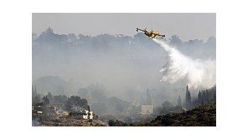 Aún no está controlado el fuego, aunque los bomberos esperan poder hacerlo en las próximas horas