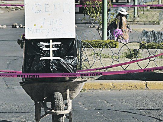 PROTESTA. Una familia cortó la calle con el ataúd de Roli Pinto Centeno en Cochabamba para protestar por la falta de respuesta de las autoridades.
