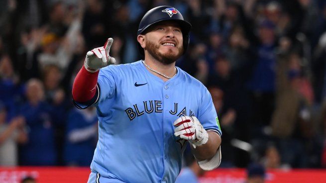 Alejandro Kirk ha escrito su nombre en la historia del béisbol mexicano&nbsp;al convertirse en el&nbsp;pelotero número 18 nacido en México que participará en una Serie Mundial, y el&nbsp;primero en hacerlo como cátcher.&nbsp;