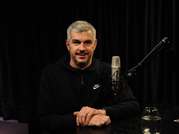 Marcos Peña en la conducción de su podcast, 