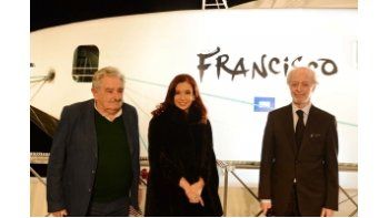 José Pepe Mujica, Cristina de Kirchner y el titular de Buquebús Juan Carlos López Mena,durante el acto de inauguración del nuevo barco de esta empresa , bautizado Francisco en honor al sumo pontífice.