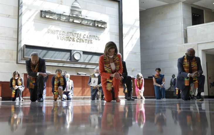 La presidenta de la C&aacute;mara de Representantes, Nancy Pelosi, lider&oacute; el homenaje a George Floyd.