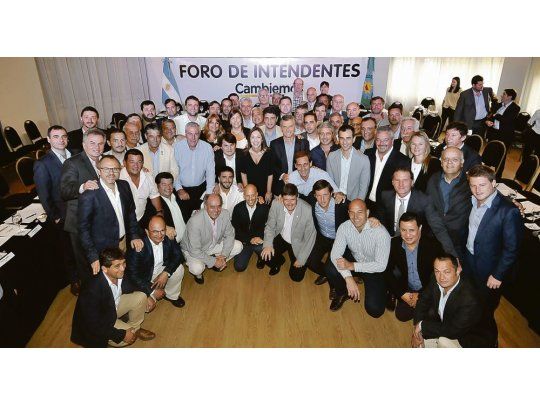 Bonaerenses. Los intendentes Jaime Méndez (San Miguel), Néstor Grindetti (Lanús) y Martiniano Molina (Quilmes), entre otros, junto a Mauricio Macri y María Eugenia Vidal, ayer, en el Foro de Cambiemos en Vicente López.