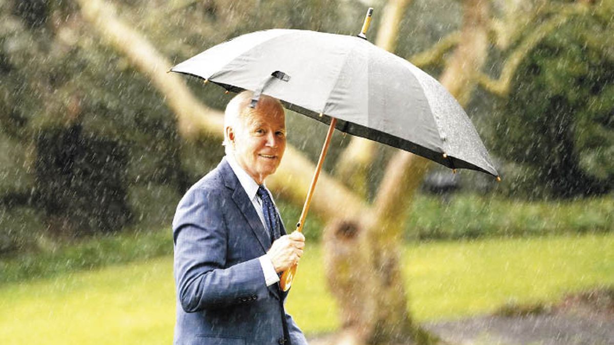 Biden proposed to talk with Xi about the downed balloon to avoid a new Cold War