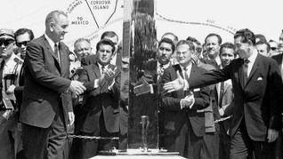 El presidente estadounidense Lyndon B. Johnson, devuelve a México la porción territorial denominada “El Chamizal” en 1967. El presidente estadounidense Lyndon B. Johnson, devuelve a México la porción territorial denominada “El Chamizal” en 1967.