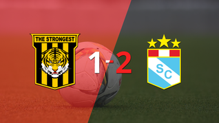 victoria apretada de sporting cristal por 2-1 sobre the strongest