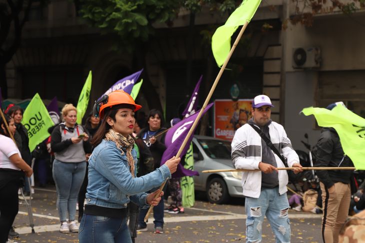 Una trabajadora de la UOCRA participa de una movilización en el primer trimestre de gestión de Javier Milei. Una trabajadora de la UOCRA participa de una movilización en el primer trimestre de gestión de Javier Milei.