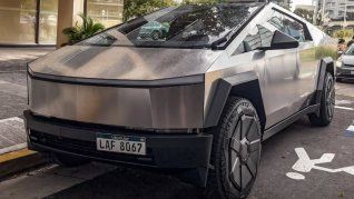 El Tesla fue visto por la calles de Puerto Madero.