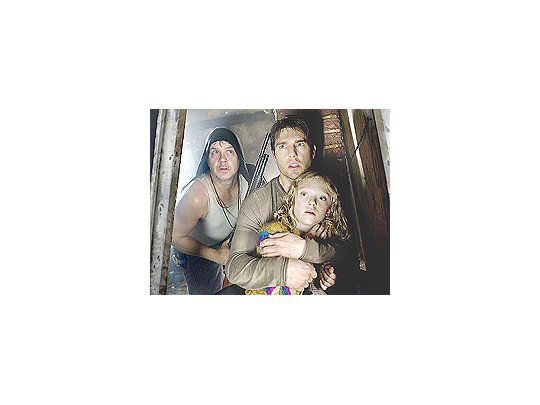 Entre tinieblas: Tim Robbins, Dakota Fanning y Tom Cruise escudriñan a los extraterrestresen «La guerra de los mundos», de Steven Spielberg.