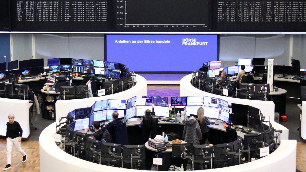 World stock markets reach 2-year highs, awaiting key data in the US