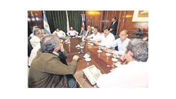 ámbito.com | Julio Cobos recibió ayer a cinco intendentes mendocinos, encabezados por Alfredo Cornejo(Godoy Cruz), y a los diputados Laura Montero y Jorge Albarracín para presentar su propiafuerza legislativa, Consenso Federal.