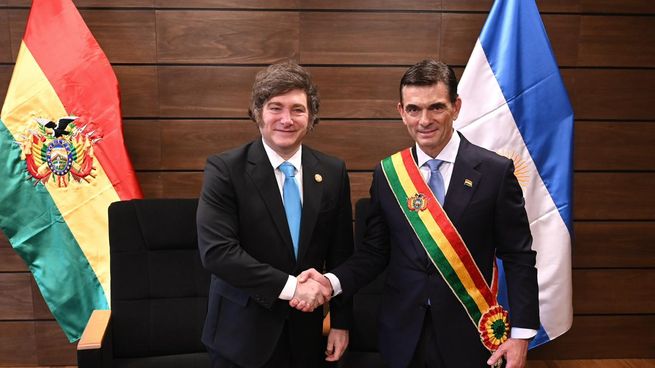 Javier Milei junto al nuevo presidente de Bolivia, Rodrigo Paz Pereira.