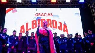 Alfaro fue recibido por una multitud en el Aeropuerto Silvio Pettirossi tras la campaña mundialista de Paraguay en 2026.