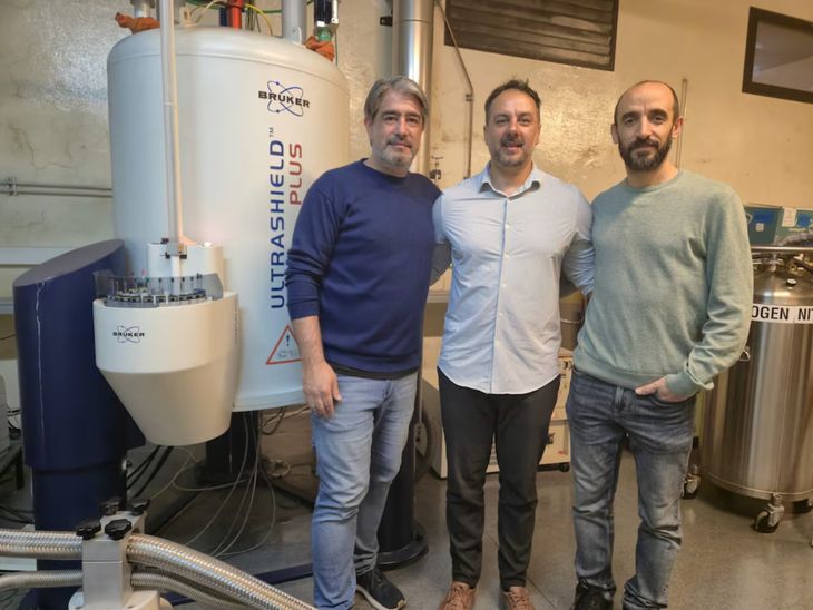 Juan Carlos Avalos (neurólogo), junto a los investigadores Martín Arán y Leonardo Pellizza.