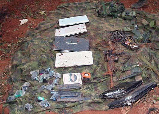 Las notebooks y el material encontrado en el campamento guerrillero.