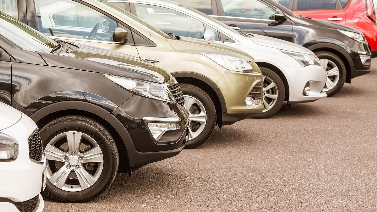 With discounts, dealerships seek to stop the decline in sales