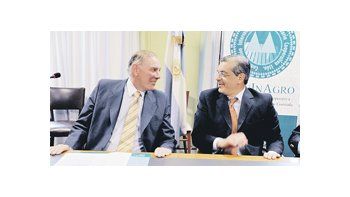 El ministro de Agricultura, Julián Domínguez, logró ayer una foto sonriente con el titular de Coninagro, Carlos Garetto, para firmar un convenio para pequeños y medianos productores.