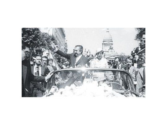 El presidente Raúl Alfonsín hizo el recorrido desde el Congreso hasta la Casa de  Gobierno en el Cadillac que le regalaron a Juan Domingo Perón.