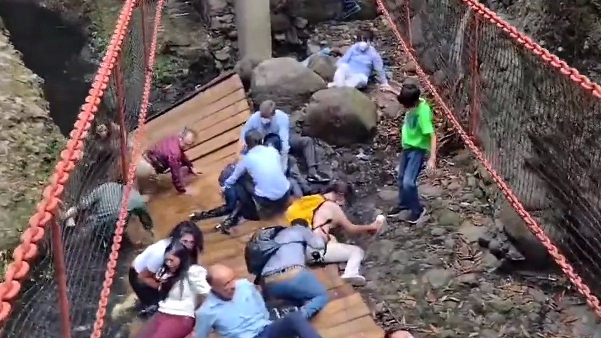 a bridge collapsed leaving at least 25 injured