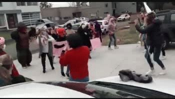 Si bien no hubo denuncia al 147 de atención al vecino, se tomó intervención y se labró un acta de notificación para que se vele por el cumplimiento al aislamiento social, prevención y obligatorio.