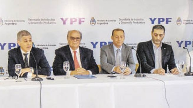 Lanzamiento. Pablo González y José De Mendiguren encabezaron los anuncios de ayer en Neuquén.